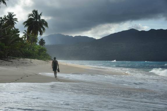 Caminhando em uma deserta e maravilhosa Playa Rincón, perto de La Galera, na península de Samaná, na costa norte da República Dominicana